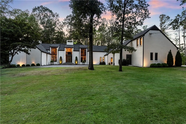 view of front facade with a yard