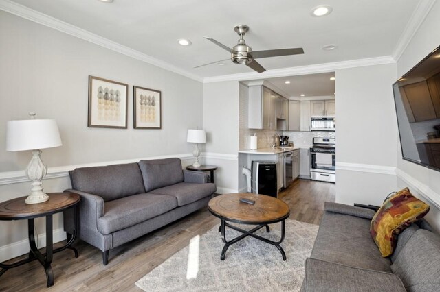 215 Piedmont Ave NE Unit 2103, Atlanta, GA 30308 - living area featuring a ceiling fan, light wood-style flooring, recessed lighting, and crown molding