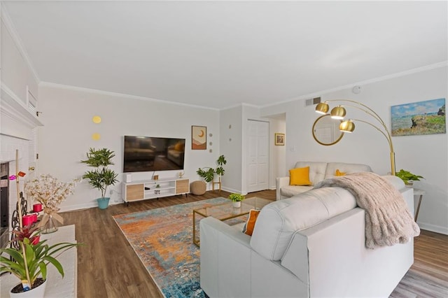 1995 Raleigh Tavern Dr, Roswell, GA 30076 - living area with wood finished floors, crown molding, and baseboards