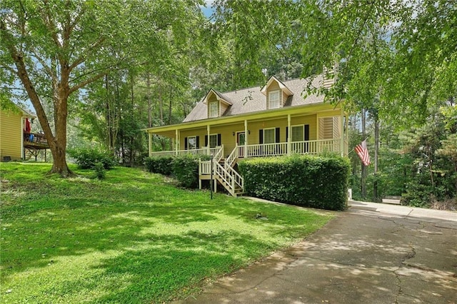 view of front of house featuring a front lawn