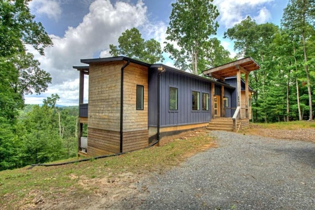 897 Faraday Dr, Ellijay, GA 30540 - contemporary home featuring board and batten siding