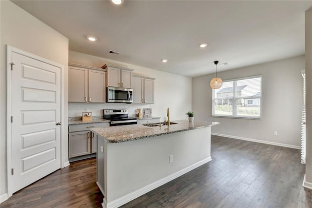 kitchen with visible vents, gray cabinetry, a sink, appliances with stainless steel finishes, and dark wood-style flooring