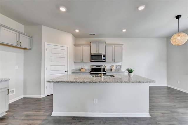 kitchen with visible vents, dark wood finished floors, gray cabinets, appliances with stainless steel finishes, and a sink