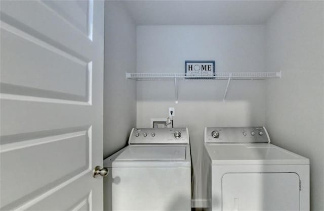 laundry area with laundry area and washing machine and clothes dryer