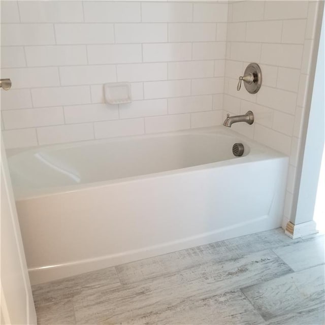 bathroom with bathtub / shower combination