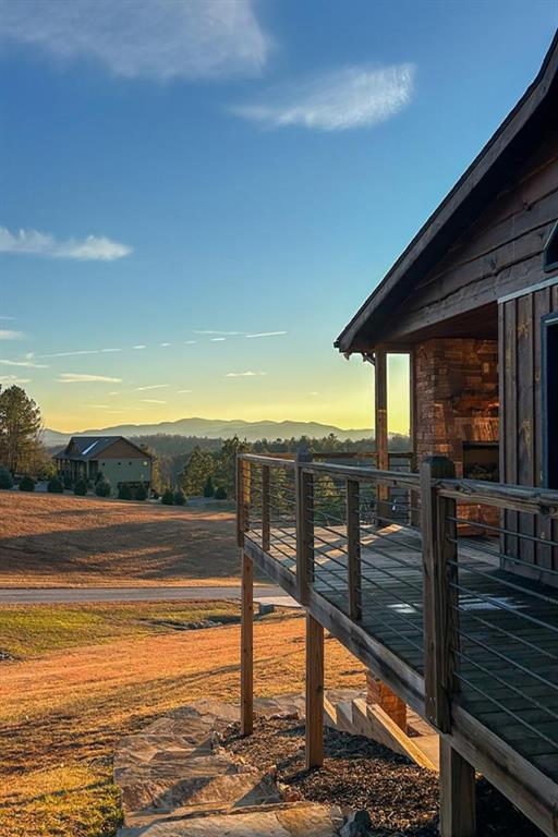 view of yard with a mountain view