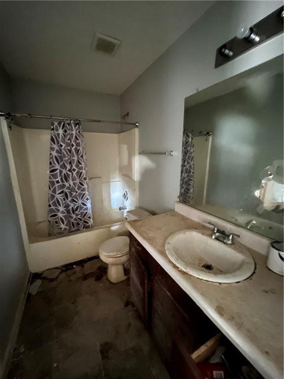 1528 Buckingham Pl, Stockbridge, GA 30281 - bathroom featuring shower / bath combo with shower curtain, toilet, and vanity