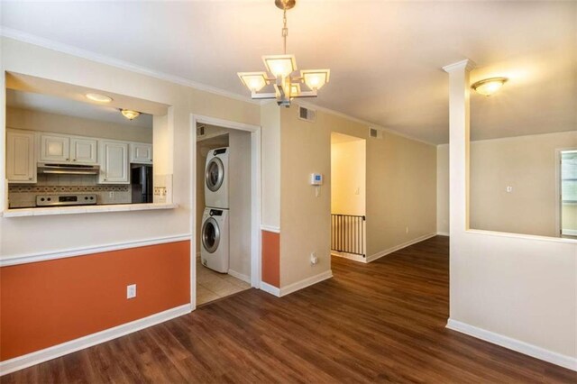 177 NW Amherst Pl, Atlanta, GA 30327 - interior space with crown molding, stacked washer / drying machine, wood finished floors, baseboards, and visible vents