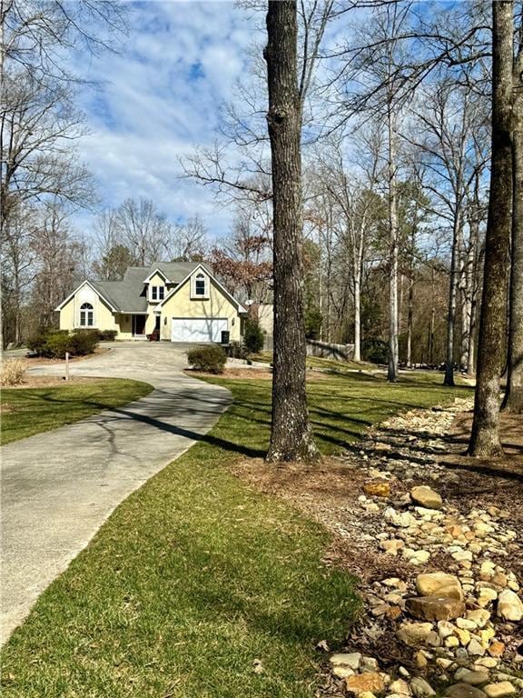 view of yard featuring driveway