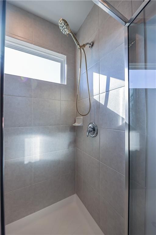 bathroom featuring tiled shower