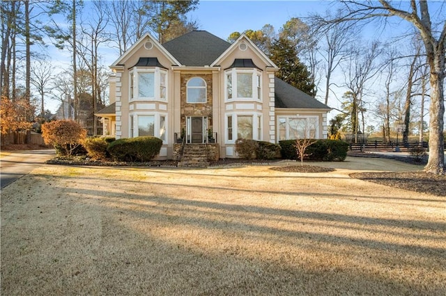 view of front of home featuring a front yard