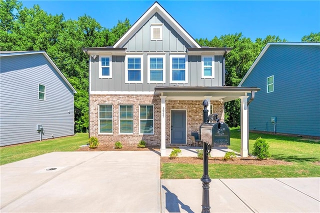 craftsman-style house featuring a front yard