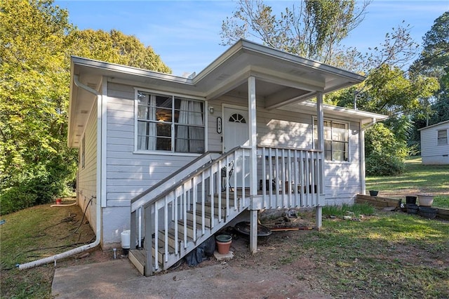 view of front facade featuring a front yard