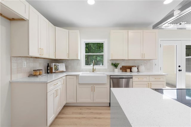 1980 Oakdale Ct SE, Smyrna, GA 30082 - kitchen featuring a sink, ventilation hood, light wood-type flooring, backsplash, and recessed lighting