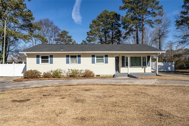 single story home featuring a front yard