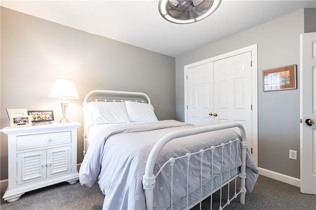 carpeted bedroom featuring baseboards and a closet