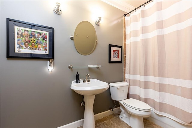 full bath with toilet, a sink, tile patterned floors, baseboards, and a shower with curtain