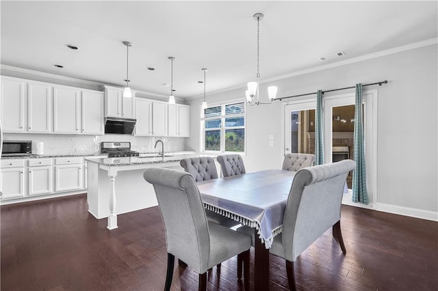 3259 Ivy Crossing Dr, Buford, GA 30519 - dining area featuring a chandelier, crown molding, dark wood-type flooring, recessed lighting, and baseboards
