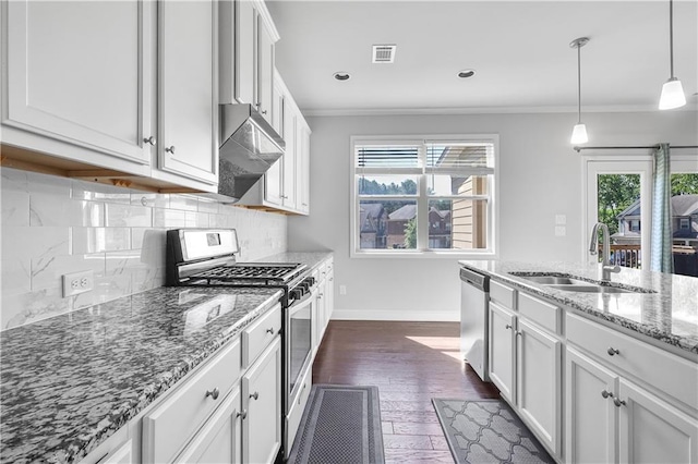 3259 Ivy Crossing Dr, Buford, GA 30519 - kitchen with stainless steel appliances, a sink, crown molding, tasteful backsplash, and dark stone countertops