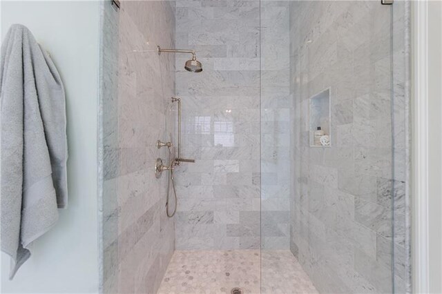 bathroom featuring a tile shower