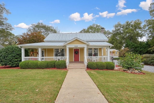 bungalow with a front lawn and covered porch