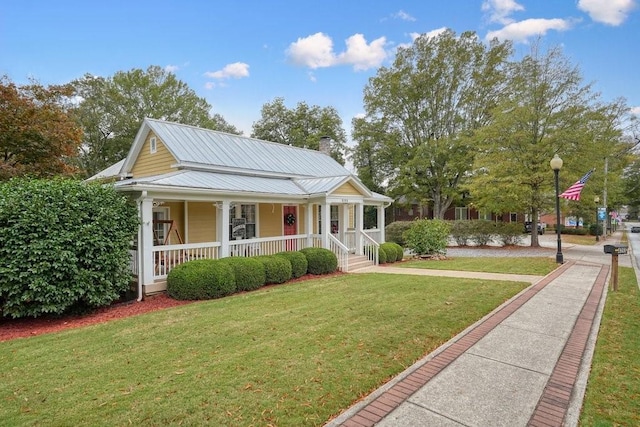 view of front facade featuring a porch and a front lawn