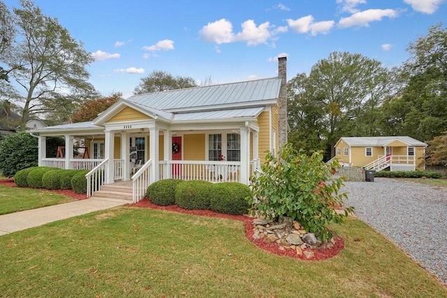 view of front of home featuring a porch and a front lawn