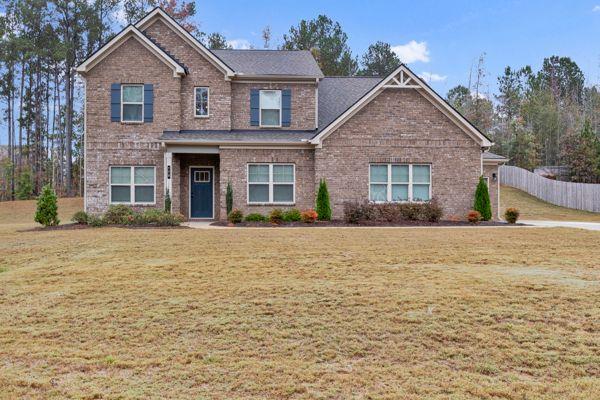 view of front of property featuring a front lawn