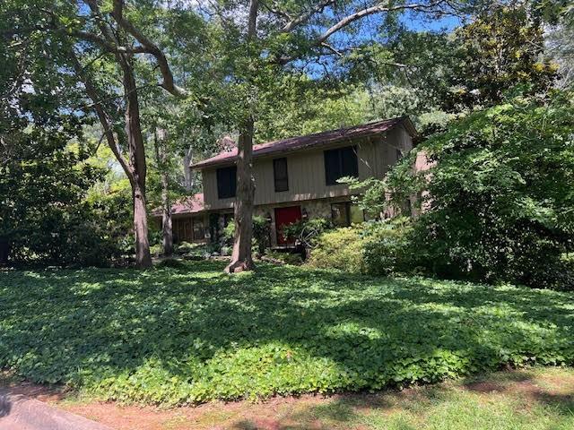 view of front of property with a front lawn