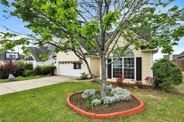 view of front of home featuring driveway and a front lawn