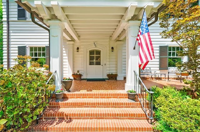 property entrance featuring a porch