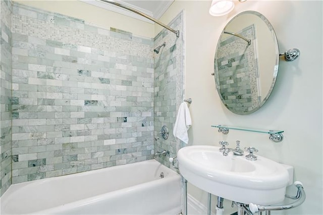 bathroom with tiled shower / bath