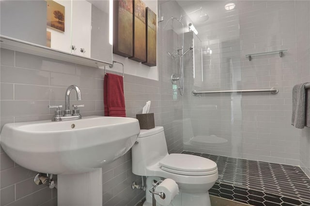 845 Spring St NW Unit 129, Atlanta, GA 30308 - full bath featuring tiled shower, toilet, tile walls, tile patterned flooring, and a sink
