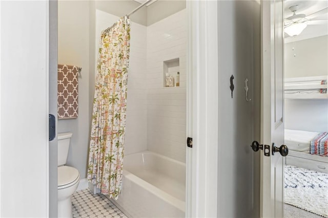 bathroom with ceiling fan, toilet, and shower / bath combo with shower curtain