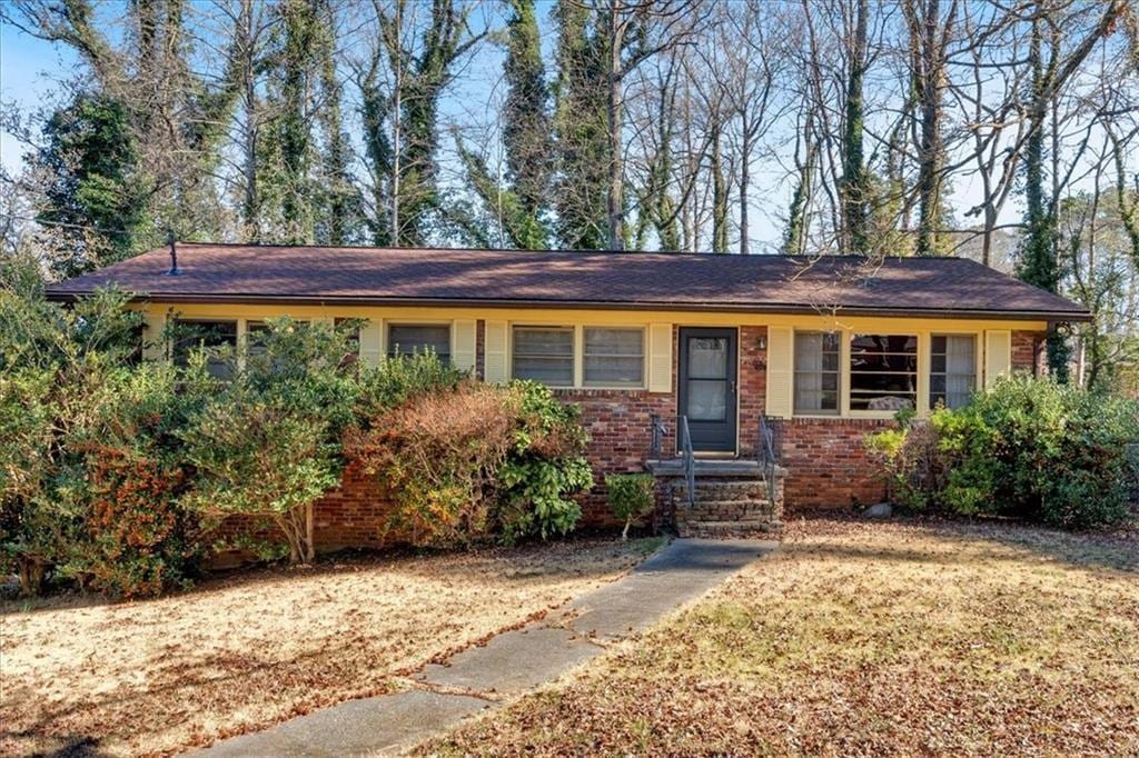 ranch-style home with a front yard