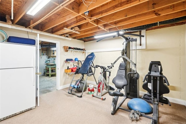 exercise area featuring baseboards