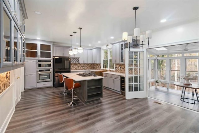 dining room featuring a notable chandelier, dark hardwood / wood-style floors, and ornamental molding