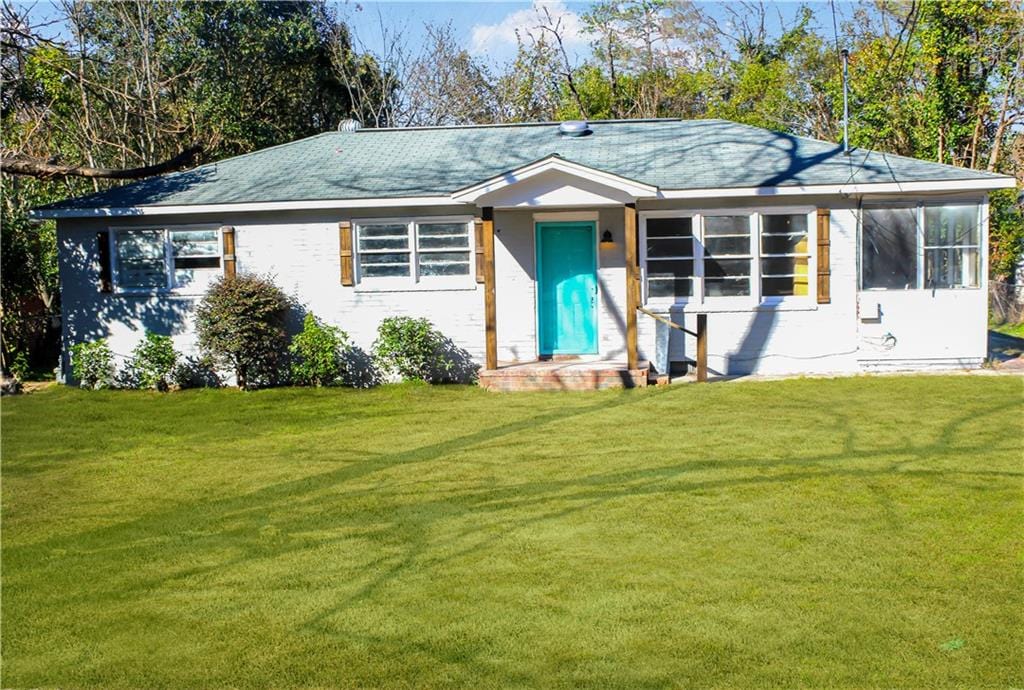 ranch-style house featuring a front lawn