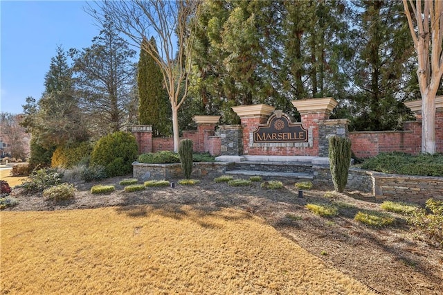 community / neighborhood sign featuring a lawn