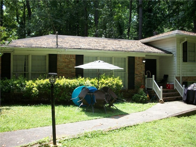 view of front of property with covered porch and a front lawn