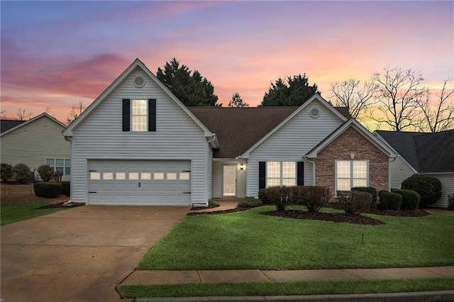 view of front facade featuring a garage and a yard