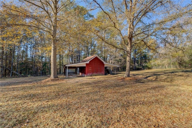 view of yard featuring an outdoor structure