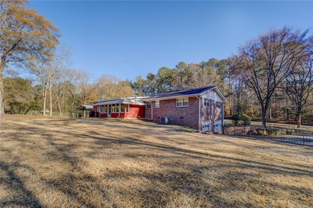 view of side of property featuring a lawn