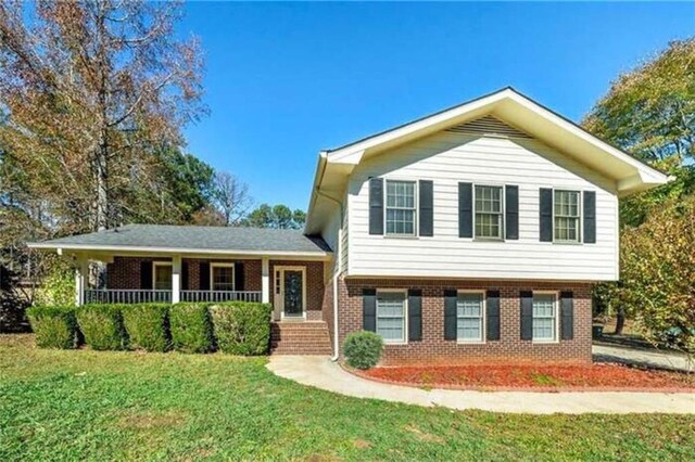 tri-level home featuring a front yard