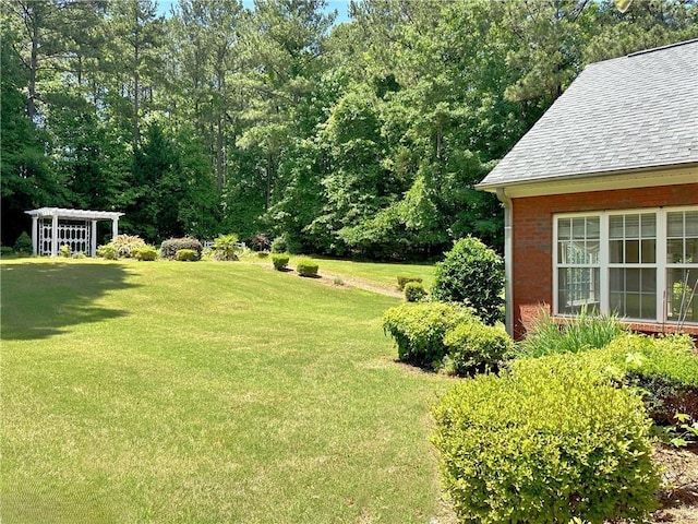 view of yard featuring a pergola
