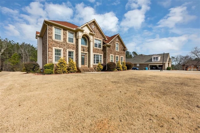 view of front facade featuring a front yard