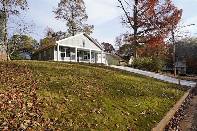 view of front of property featuring covered porch and a front lawn