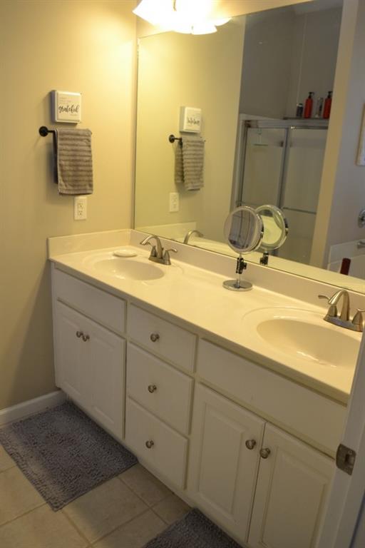 bathroom featuring a tub