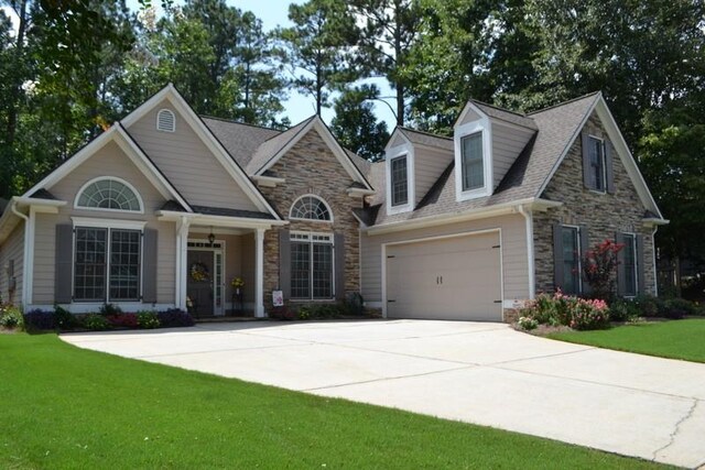 view of front of property featuring a garage and a front yard