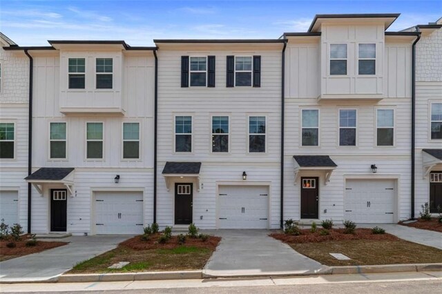 view of front of home with a front yard